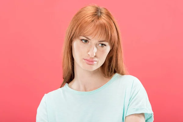 Triest Peinzende Redhead Meisje Shirt Zoek Weg Geïsoleerd Roze — Stockfoto