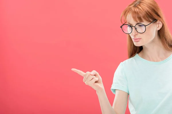 Mujer Pelirroja Pensativa Camiseta Apuntando Con Dedo Aislado Rosa — Foto de Stock