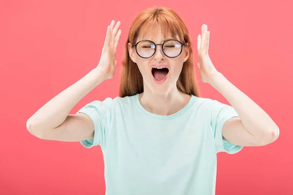 前视图愤怒的红发女人在眼镜尖叫与闭着眼睛和T恤隔离在粉红色 — 图库照片