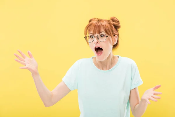 Scioccato Rossa Ragazza Occhiali Agitando Mani Con Bocca Aperta Isolato — Foto Stock