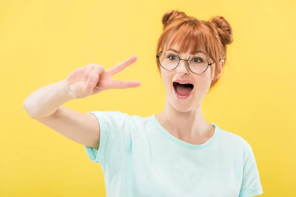 Opgewonden Redhead Meisje Glazen Shirt Tonen Vredesteken Geïsoleerd Geel — Stockfoto