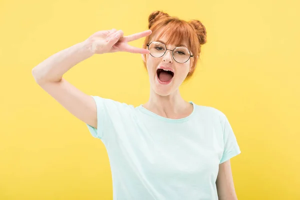 Chica Pelirroja Excitada Gafas Camiseta Mostrando Signo Paz Aislado Amarillo — Foto de Stock