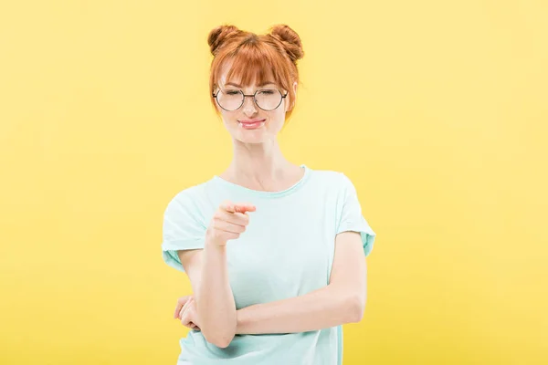 Vista Frontal Pelirroja Sonriente Gafas Camiseta Apuntando Con Dedo Cámara —  Fotos de Stock