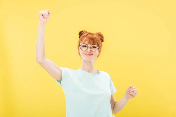 Contento Rossa Ragazza Occhiali Shirt Gesticolando Isolato Giallo — Foto Stock