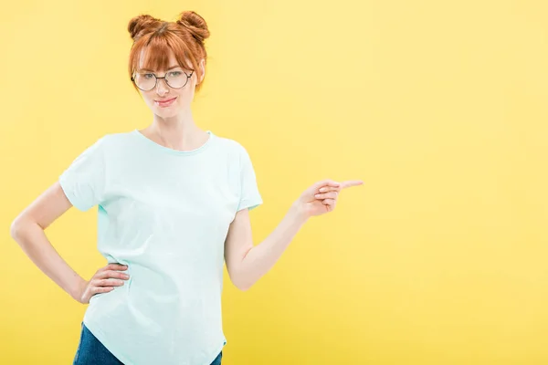 Redhead Girl Glasses Standing Hand Hip Pointing Finger Isolated Yellow — Stock Photo, Image