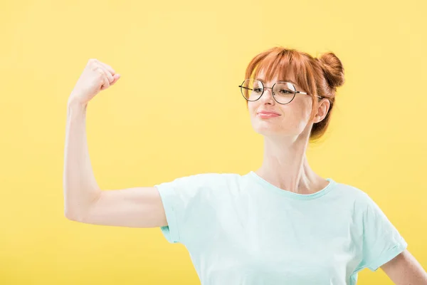 Zelfverzekerd Tevreden Redhead Meisje Glazen Shirt Vasthouden Vuist Omhoog Geïsoleerd — Stockfoto