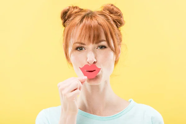 Pemandangan Depan Gadis Berambut Merah Memegang Bibir Kertas Dan Melihat — Stok Foto