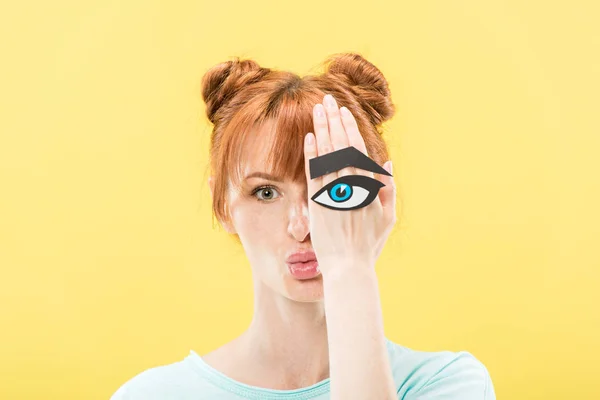 紙の目と眉毛を持ち 黄色で隔離されたカメラを見ている赤毛の女の子の正面図 — ストック写真