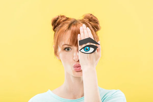 Visão Frontal Menina Ruiva Segurando Olho Papel Sobrancelha Olhando Para — Fotografia de Stock