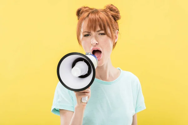 Raiva Ruiva Jovem Mulher Segurando Megafone Gritando Isolado Amarelo — Fotografia de Stock