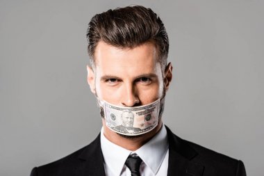ağzına dolar banknot gri izole ile siyah takım elbiseli sly işadamı