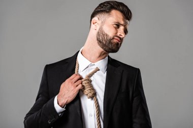 siyah takım elbiseli depresif işadamı gri izole boyun ilmik dokunmadan