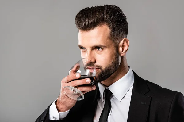 Frumos Afaceri Costum Negru Degustare Whisky Izolat Gri — Fotografie, imagine de stoc