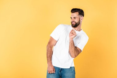 beyaz t-shirt neşeli yakışıklı adam sarı izole dans