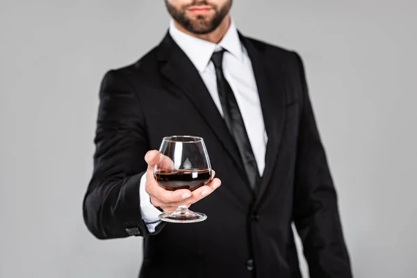 Przycięte Widok Udanego Biznesmen Kolorze Czarnym Garniturze Szkło Whisky Izolowane — Zdjęcie stockowe