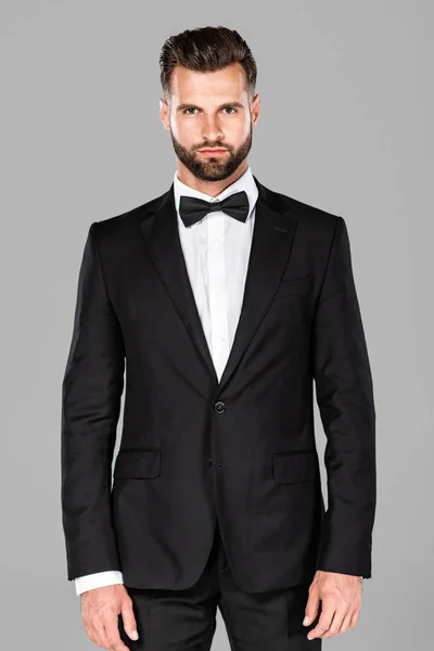 Hombre Elegante Traje Negro Pajarita Aislada Gris — Foto de Stock