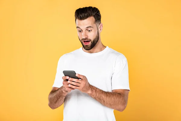 Eccitato Bell Uomo Shirt Bianca Utilizzando Smartphone Isolato Giallo — Foto Stock