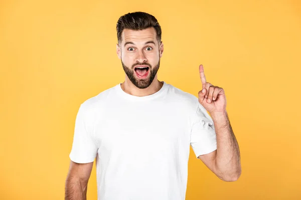 Excited Handsome Man White Shirt Showing Idea Gesture Isolated Yellow — Stock Photo, Image