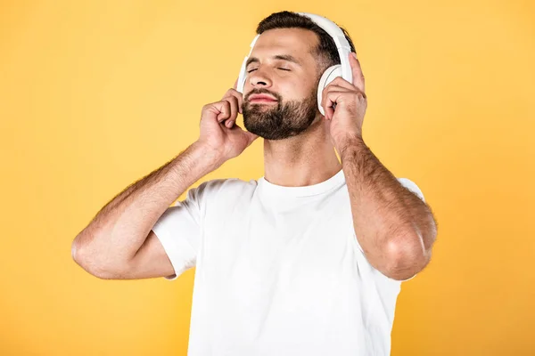 Radosny Człowiek Białym Shirt Słuchania Muzyki Słuchawkach Zamkniętymi Oczami Izolowane — Zdjęcie stockowe