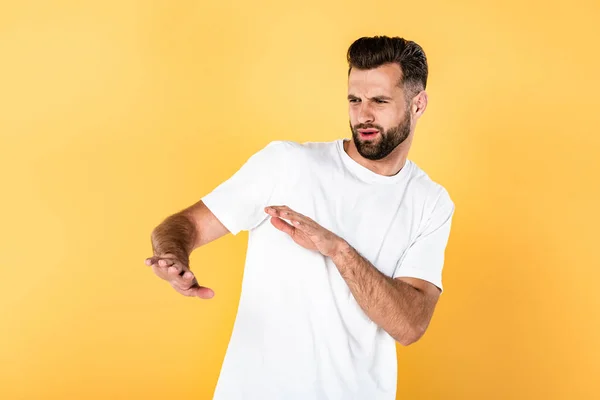 Schöner Mann Weißem Shirt Gestikuliert Mit Händen Auf Gelbem Hintergrund — Stockfoto