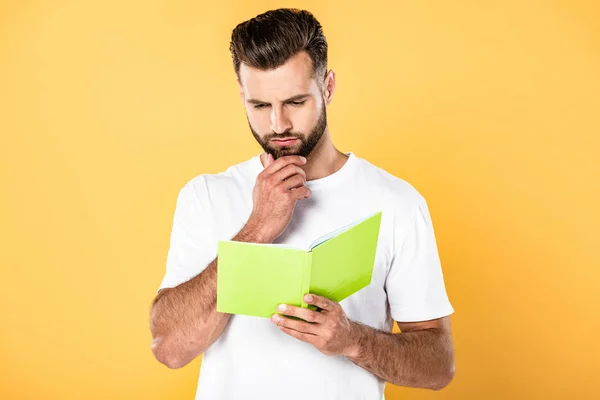 Hombre Guapo Reflexivo Blanco Libro Lectura Camiseta Aislado Amarillo — Foto de Stock