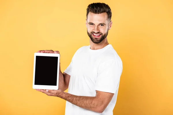 Hombre Sonriente Camiseta Blanca Mostrando Tableta Digital Con Pantalla Blanco — Foto de Stock