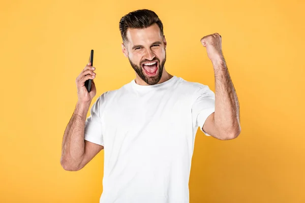 Hombre Feliz Camiseta Blanca Hablando Teléfono Inteligente Mostrando Gesto Aislado — Foto de Stock