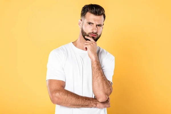 Peinzende Knappe Man Wit Shirt Geïsoleerd Geel — Stockfoto