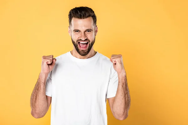 evet jest gösteren beyaz t-shirt heyecanlı adam ve sarı izole çığlık