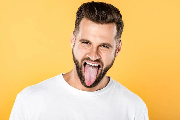 Guapo Divertido Hombre Mostrando Lengua Aislado Amarillo — Foto de Stock