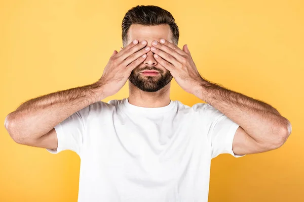 Man Vit Shirt Med Händerna Ögonen Isolerade Gult — Stockfoto