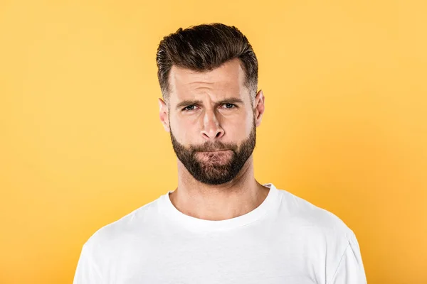 Confuso Hombre Guapo Camiseta Blanca Mueca Aislado Amarillo — Foto de Stock