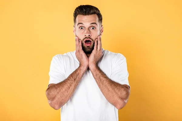 Hombre Guapo Asustado Camiseta Blanca Aislado Amarillo — Foto de Stock