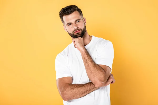 Peinzende Man Wit Shirt Zoek Weg Geïsoleerd Geel — Stockfoto