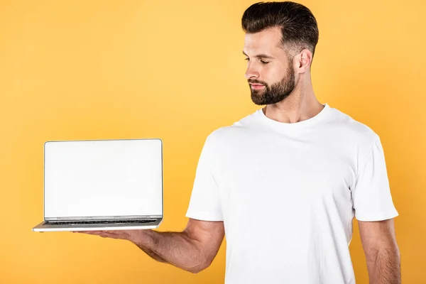 Hombre Guapo Camiseta Blanca Mirando Portátil Con Pantalla Blanco Aislado —  Fotos de Stock