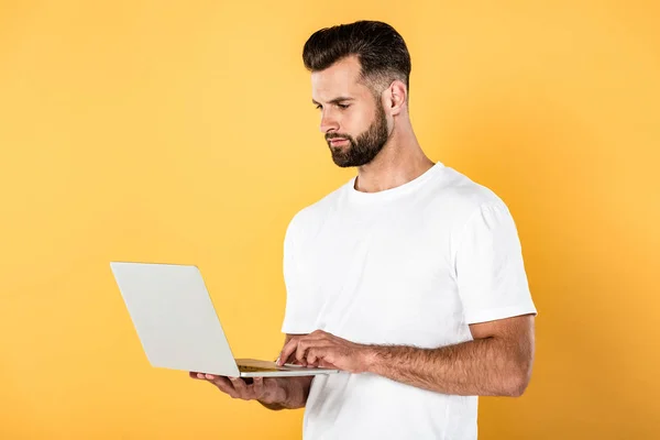 Man White Shirt Using Laptop Isolated Yellow — Stock Photo, Image