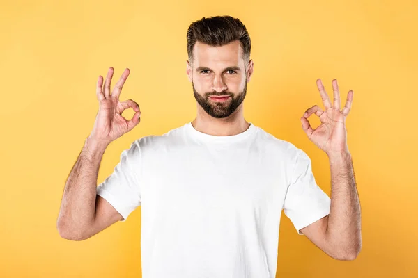 Knappe Man Wit Shirt Toont Tekenen Geïsoleerd Geel — Stockfoto