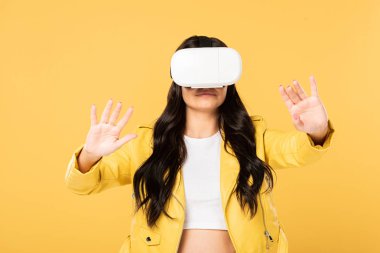 Vr kulaklık kullanarak esmer kız, izole sarı