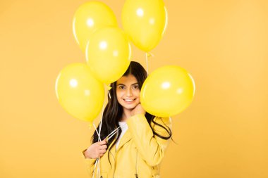 sarı balonlar tutan mutlu kız, sarı izole