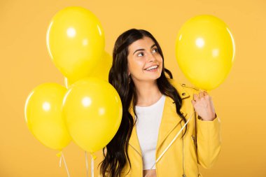 sarı balonlar tutan neşeli kız, sarı izole