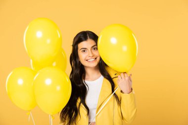 sarı balonlar tutan çekici kadın, sarı izole
