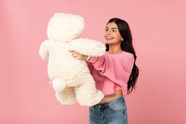 güzel esmer kız tutan oyuncak ayı, İzole Pembe Açık