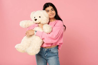 çekici kız oyuncak ayı sarılma, Izole Pembe Açık