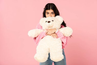 mutlu çekici kız oyuncak ayı sarılma, Izole Pembe Açık