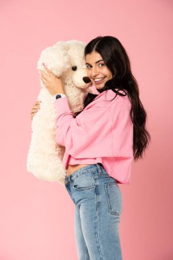 neşeli kız oyuncak ayı sarılma, Izole Pembe Açık