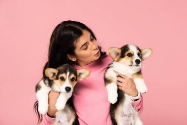 sevimli yavru tutan güzel kadın, pembe izole