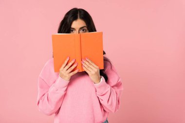 esmer kız tutan kitap, pembe izole  