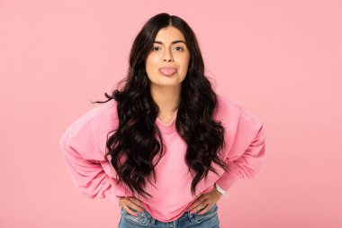 güzel komik kız pembe izole dil dışarı yapışmasını