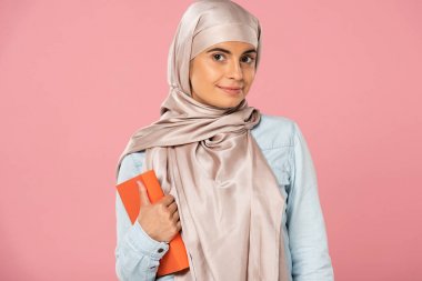 pembe izole kitap tutan hijab çekici müslüman öğrenci