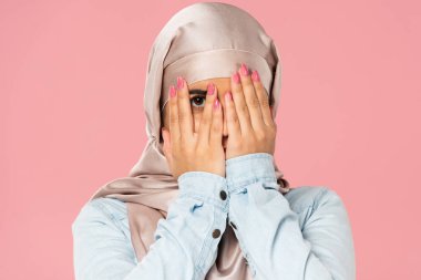 hijab kapanış yüzü güzel korkmuş müslüman kız, pembe izole